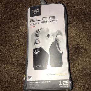 White Everlast 12 ounce gloves